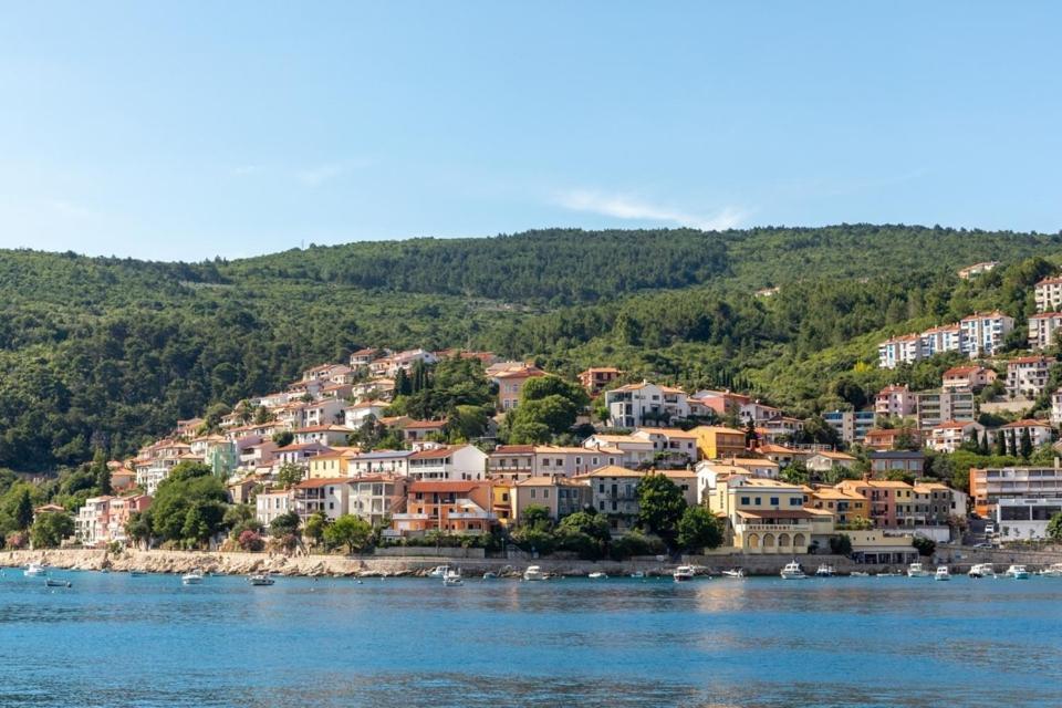 Apartment Noemi With A Direct Beach View Rabac Esterno foto