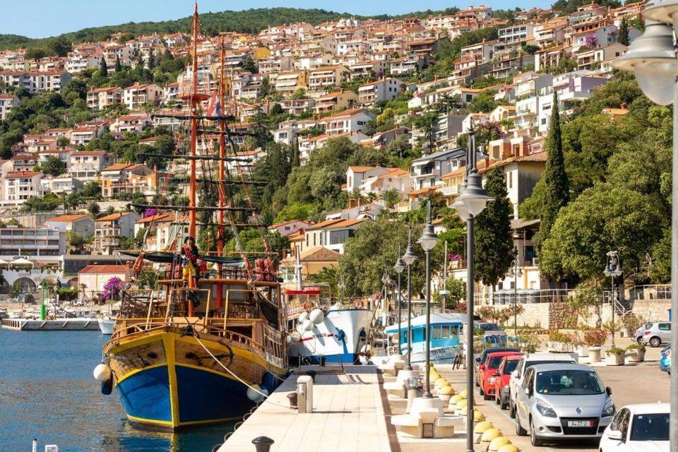 Apartment Noemi With A Direct Beach View Rabac Esterno foto