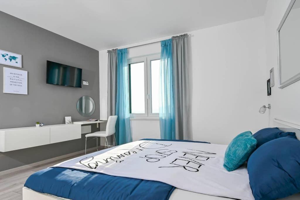 Apartment Noemi With A Direct Beach View Rabac Esterno foto