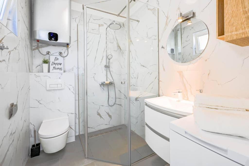 Apartment Noemi With A Direct Beach View Rabac Esterno foto