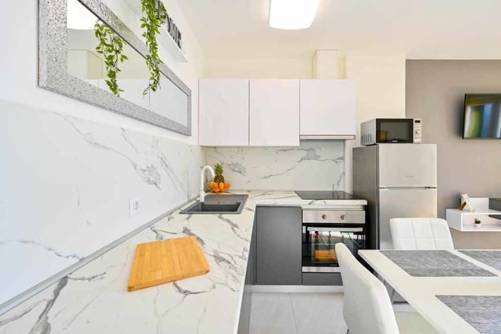 Apartment Noemi With A Direct Beach View Rabac Esterno foto