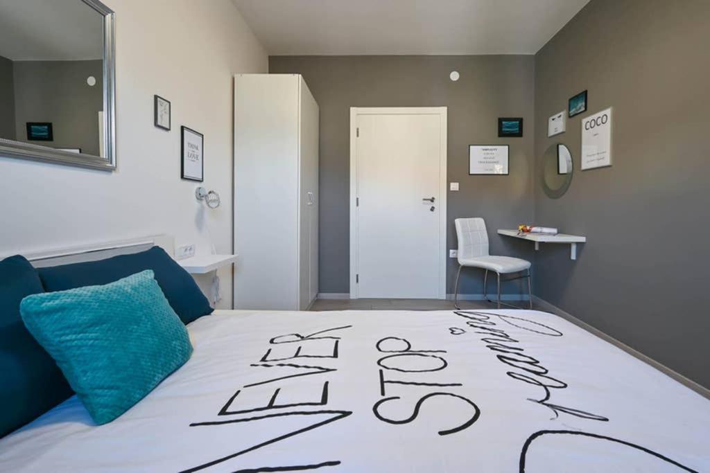 Apartment Noemi With A Direct Beach View Rabac Esterno foto