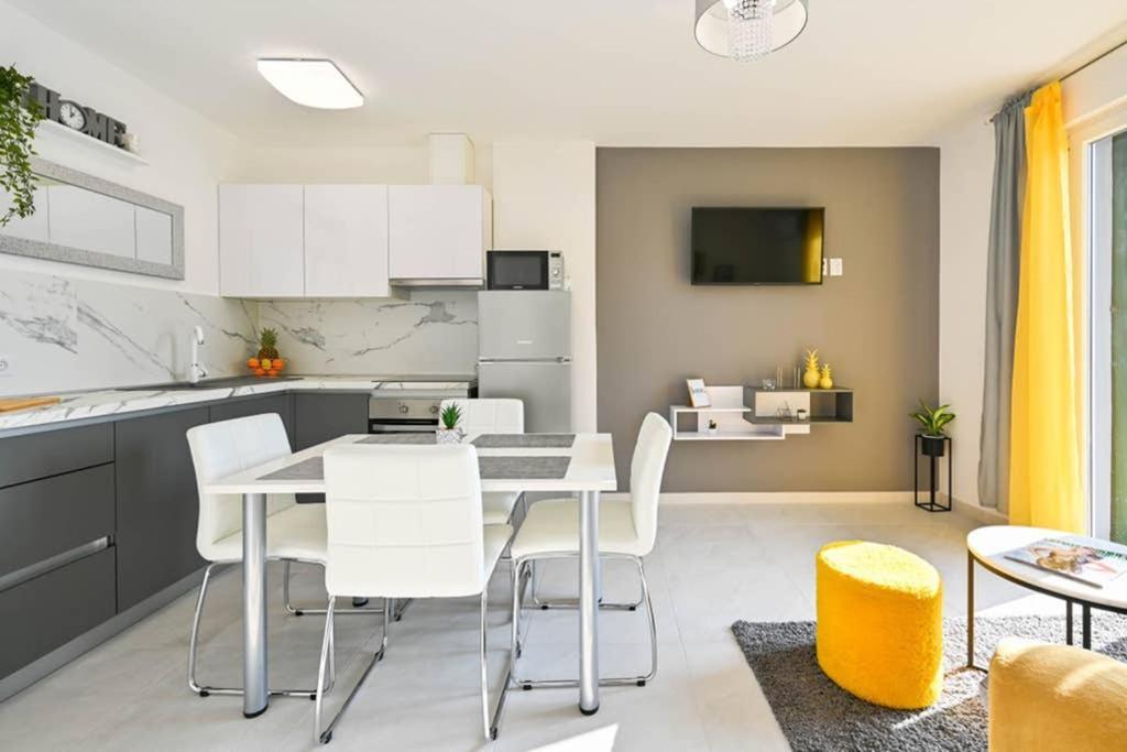 Apartment Noemi With A Direct Beach View Rabac Esterno foto