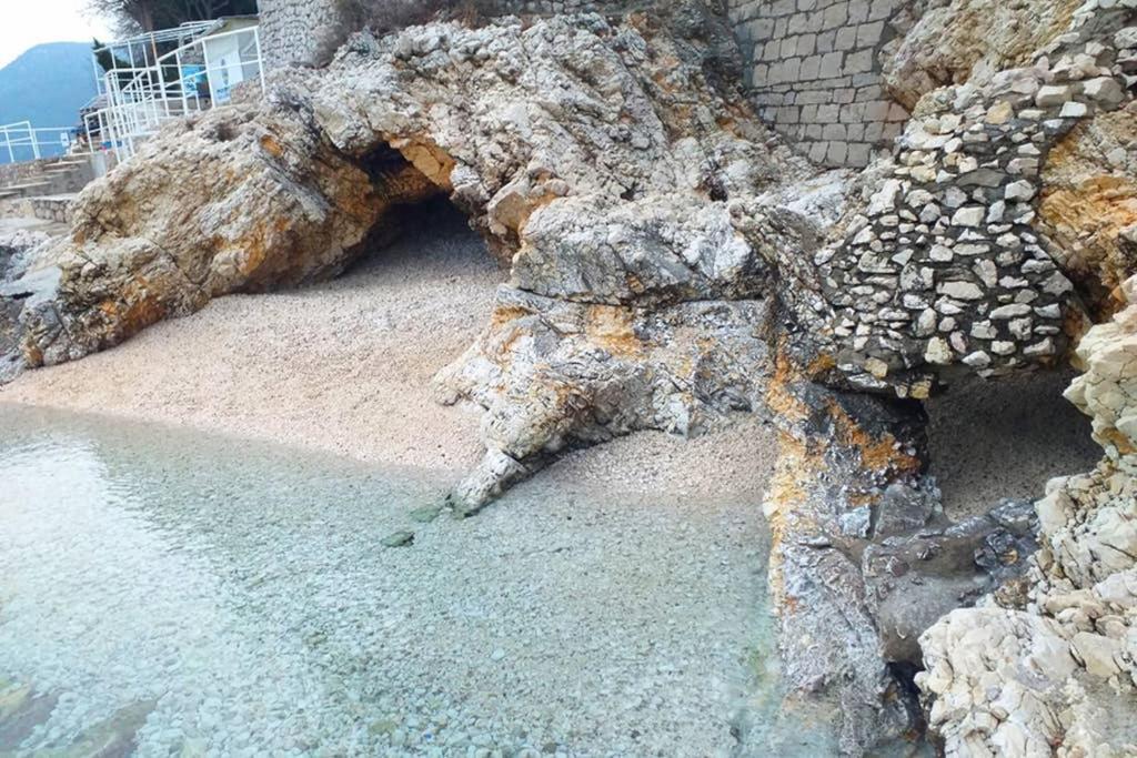 Apartment Noemi With A Direct Beach View Rabac Esterno foto