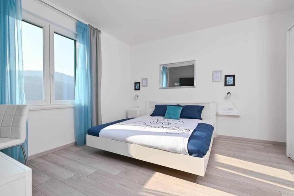 Apartment Noemi With A Direct Beach View Rabac Esterno foto