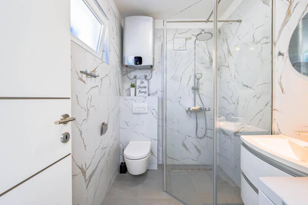 Apartment Noemi With A Direct Beach View Rabac Esterno foto